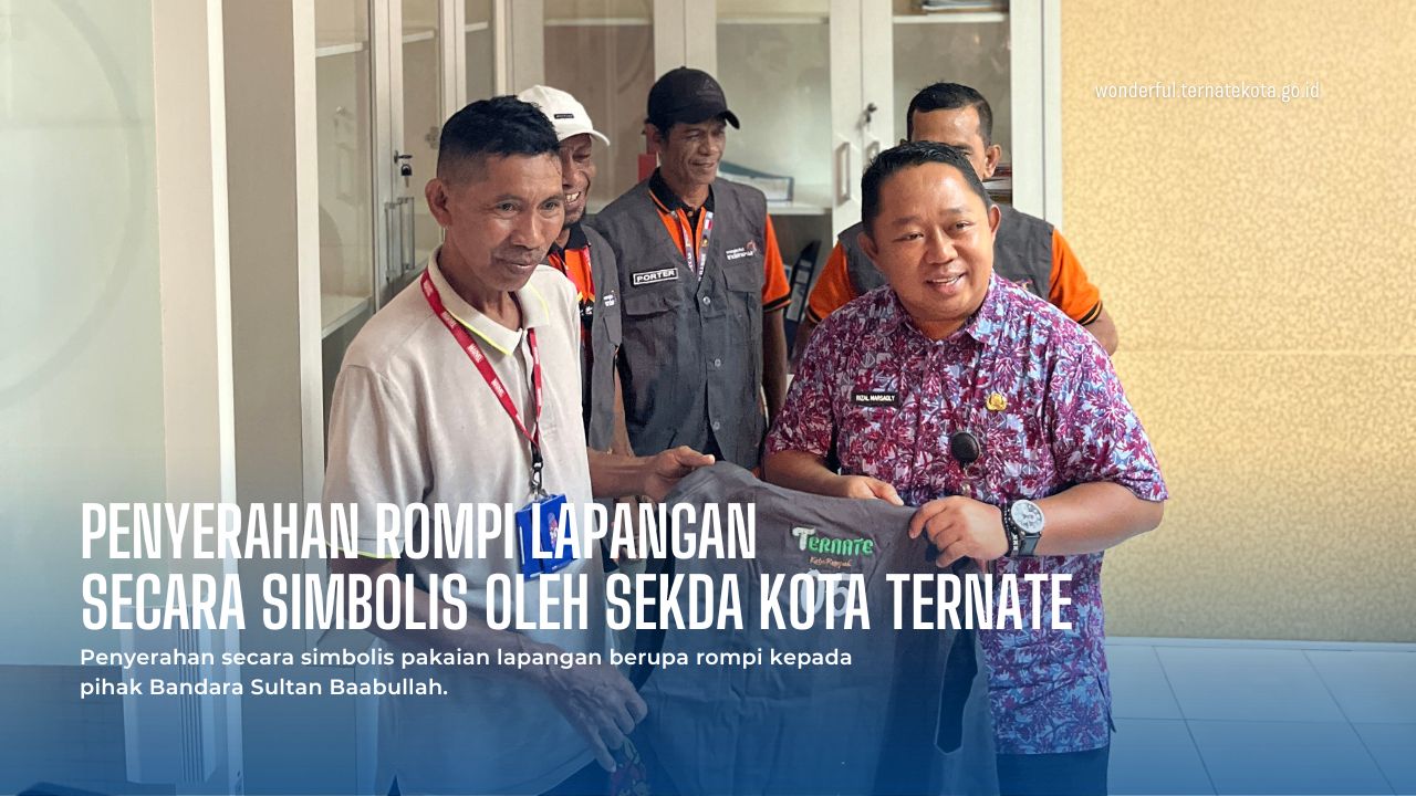 Sekretaris Daerah Kota Ternate Melakukan Penyerahan Simbolis Rompi Lapangan kepada Porter di Bandara Sultan Baabullah